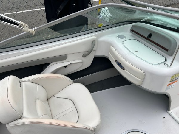 Used 2000  powered Four Winns Boat for sale